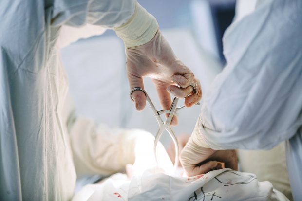 Medic de chirurgie plastică din Constanța, anchetat de procurori sub acuzația că a mutilat trei paciente pe care le-a operat