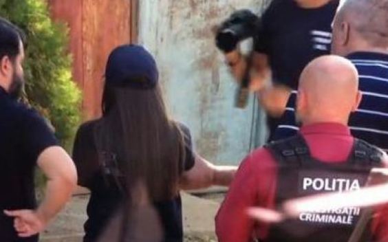VIDEO | Reconstituirea crimelor de la Caracal. O polițistă joacă rolul Alexandrei. Dincă a fost filmat când cară o păpușă în brațe