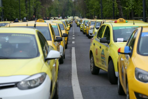 Amenzi pentru taximetriștii din Centrul Vechi al Bucureștiului și de la Gara de Nord. Ce nereguli au găsit polițiștii