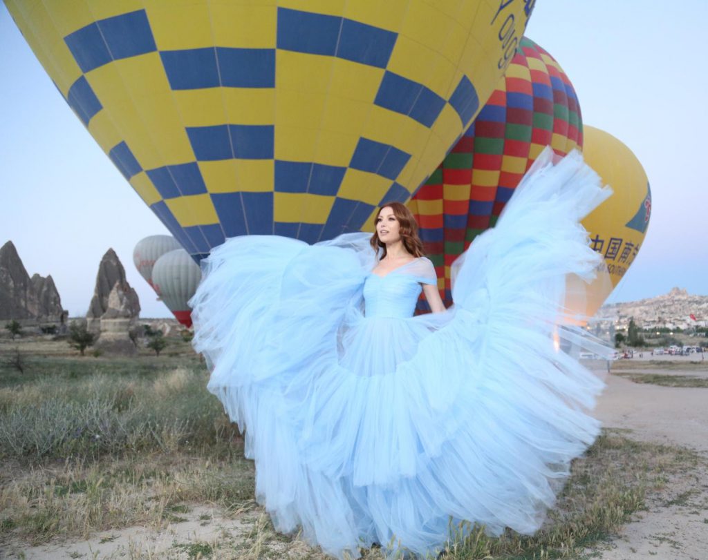Elena Gheorghe, „sabotată” de familie! La filmările din Turcia pentru noul său videoclip, sora i-a creat, fără să vrea, probleme