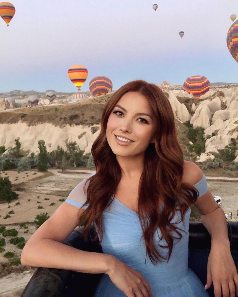 Elena Gheorghe, „sabotată” de familie! La filmările din Turcia pentru noul său videoclip, sora i-a creat, fără să vrea, probleme