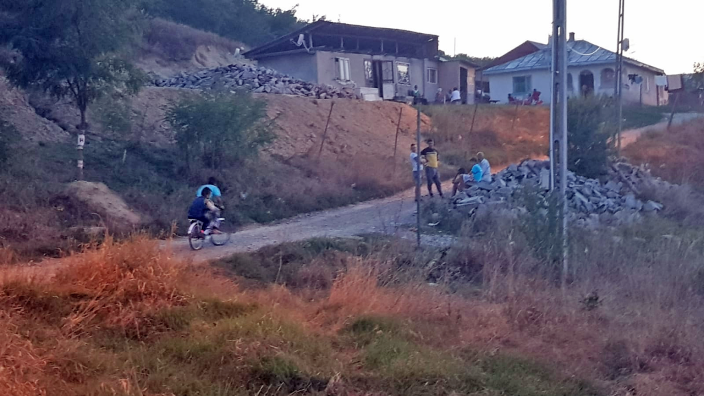 Curajul și păcatele a trei mame care încearcă să-și învețe copiii să nu ajungă ca ele