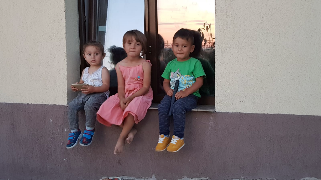 Curajul și păcatele a trei mame care încearcă să-și învețe copiii să nu ajungă ca ele