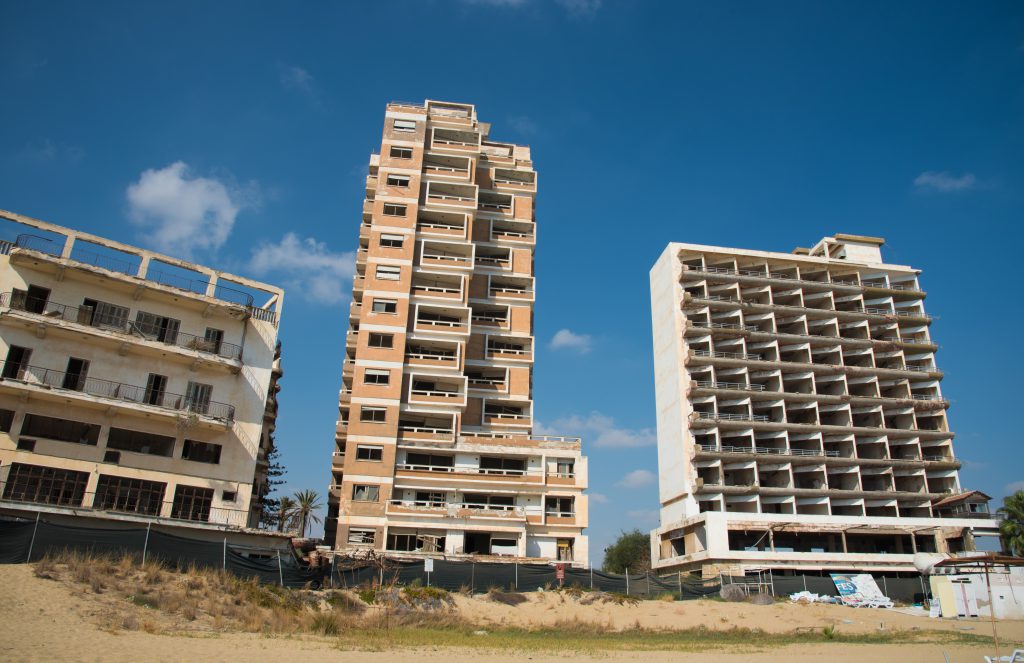 Oraşul-fantomă din inima Ciprului, altădată o luxoasă stațiune, s-ar putea redeschide pentru turiști. De 45 de ani e păzit de soldați!