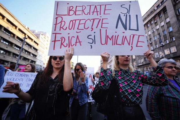 Ghidul anunțat de Firea spune că victimele hărțuirii pot depune plângere anonim. Ministra vrea însă ca victimele lui Budăi să iasă public, cu dovezi 