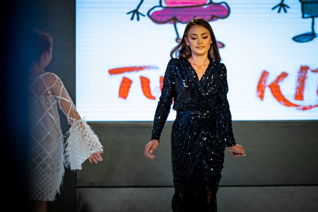 Adina, fetița din Glina, a ajuns de pe prima pagină a Libertatea pe podiumul Romanian Fashion Philosophy