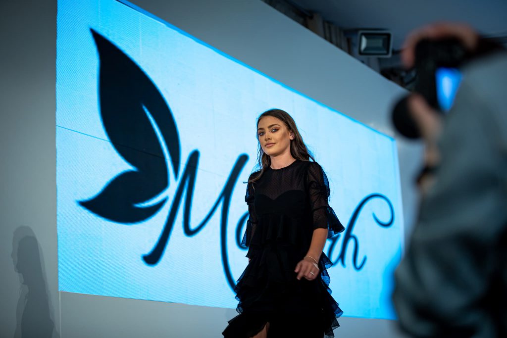 Adina, fetița din Glina, a ajuns de pe prima pagină a Libertatea pe podiumul Romanian Fashion Philosophy