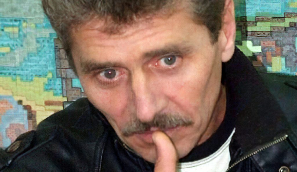 A sugrumat trei femei cu mâinile goale, apoi a vândut heroină în pușcărie, dar instanța l-a eliberat, printre altele, pentru „Programul de prevenție primară a violenței domestice”
