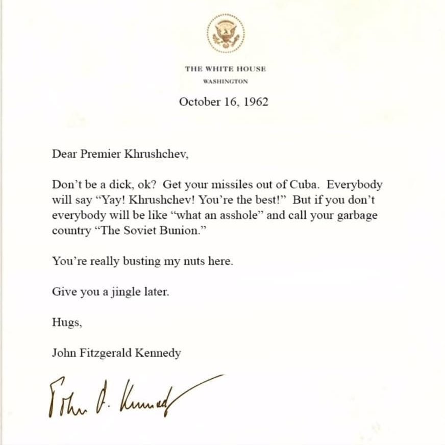 Hillary Clinton îl parodiază pe Trump, cu o falsă scrisoare a lui Kennedy către Hrușciov: ”Nu fi tâmpit, ok?”