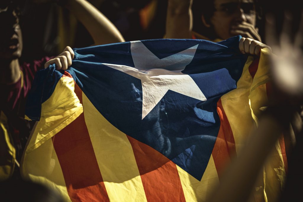 Violențe în Barcelona, după ce sute de mii de oameni au făcut grevă generală. Centrul orașului, scena confruntărilor dintre poliție și separatiști | VIDEO