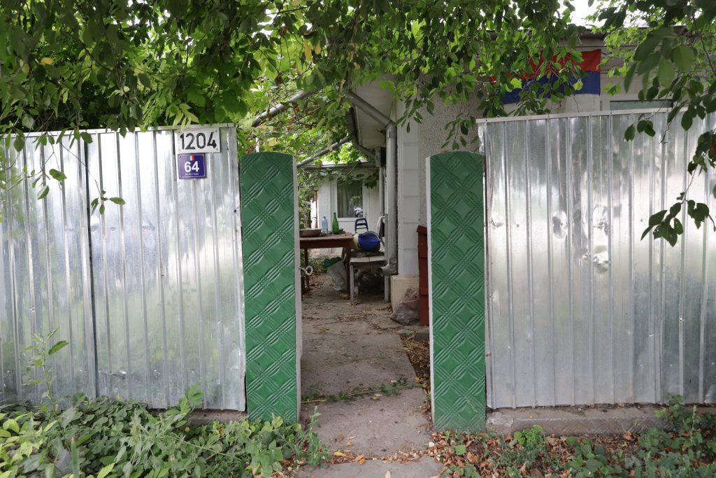 Un fost vameș din Galați, bolnav psihic, a fost alergat de trupele speciale și împușcat în propria curte, după ce a fost reclamat de o vecină la poliție. Nici un medic nu a fost prezent la intervenție