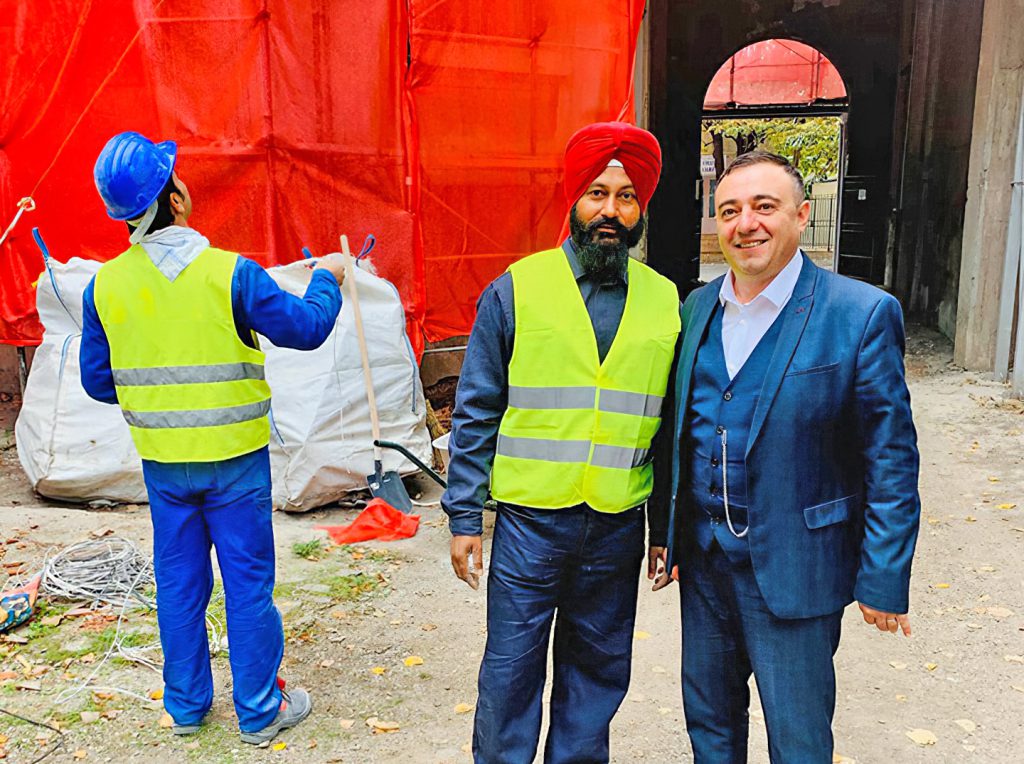 Un liceu din Buzău e reabilitat cu muncitori indieni, iar o stradă e reparată cu muncitori din Vietnam. Firmele de construcții nu mai găsesc forță de muncă în România