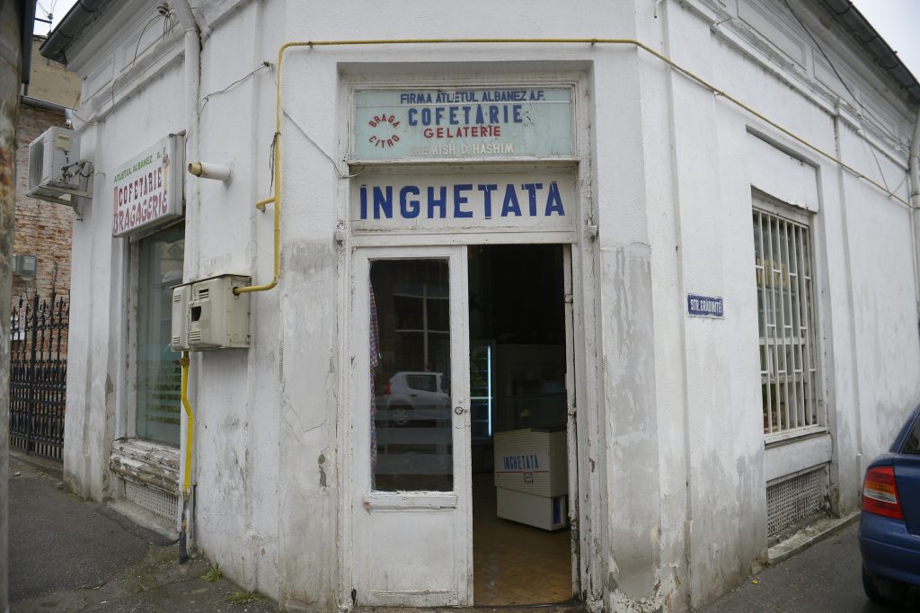 Atletul Albanez! Pravălia de dulciuri cu nume ciudat, singura afacere privată care a rezistat regimului comunist. Ceaușescu a băut aici bragă cu Charles de Gaulle!