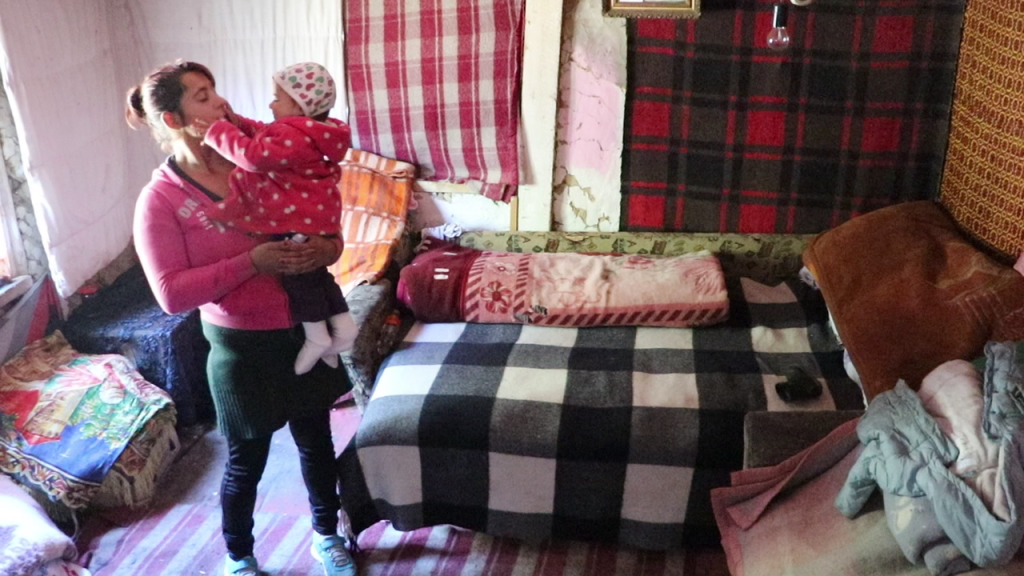 Mădălina stă cu familia ei într-un bordei, de când și-au pierdut casa în inundațiile din 2014