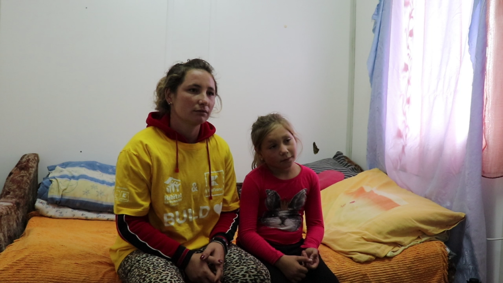 Nicoleta Șchiopu si fata ei, Miruna, stau de 5 ani într-un container, după inundațiile din 2014