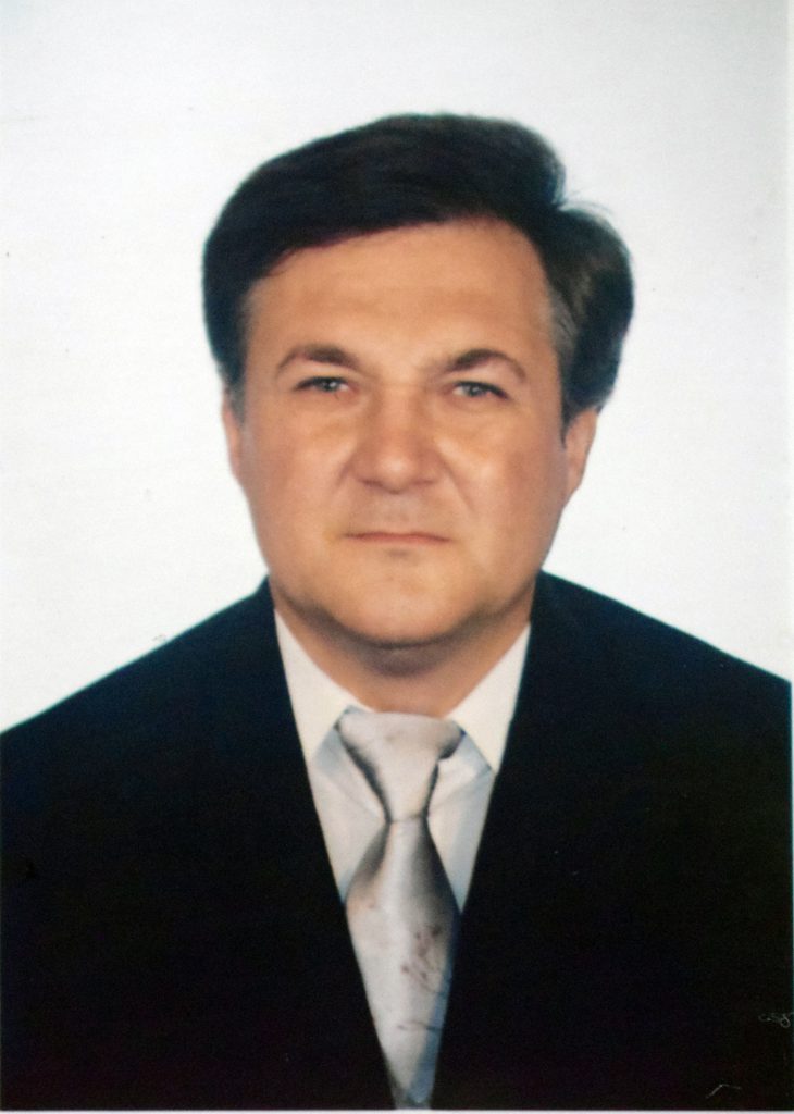 Un fost vameș din Galați, bolnav psihic, a fost alergat de trupele speciale și împușcat în propria curte, după ce a fost reclamat de o vecină la poliție. Nici un medic nu a fost prezent la intervenție