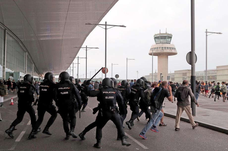 Haos In Barcelona Zeci De Răniți Aeroportul Blocat De