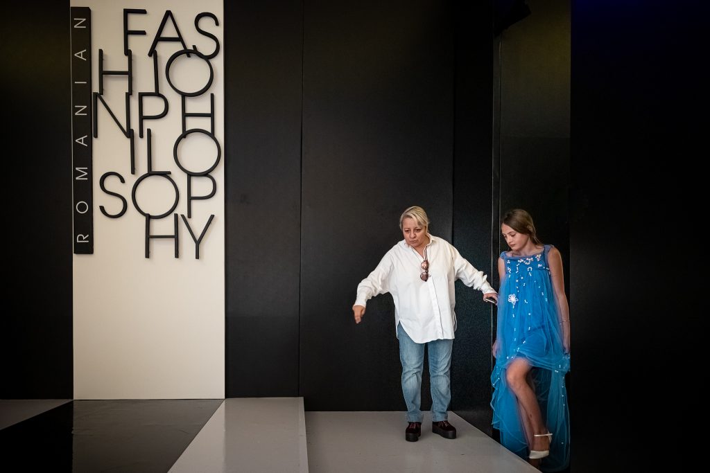 Adina, fetița din Glina, a ajuns de pe prima pagină a Libertatea pe podiumul Romanian Fashion Philosophy