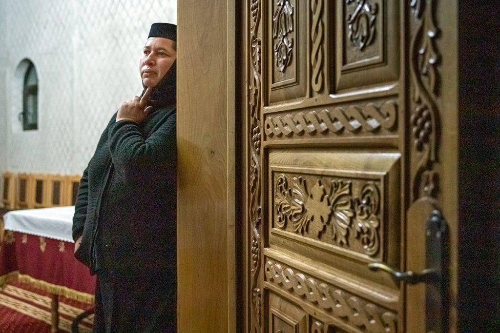 Lupi în iarnă. Cum ajung să fie exploatate femeile care își caută liniștea la mănăstirile românești