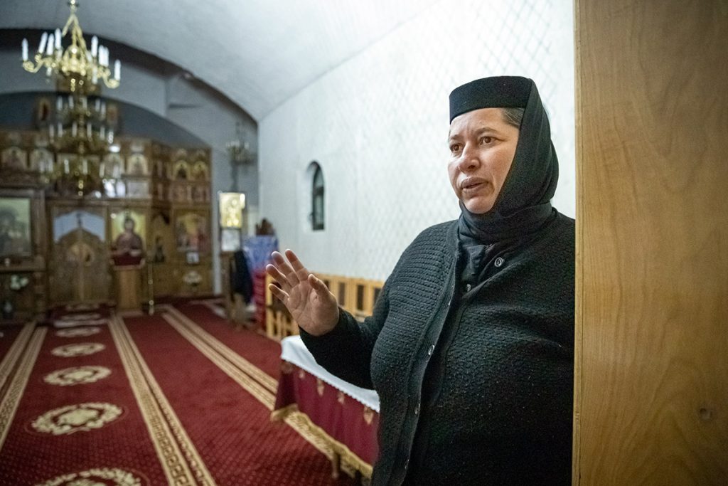 Lupi în iarnă. Cum ajung să fie exploatate femeile care își caută liniștea la mănăstirile românești