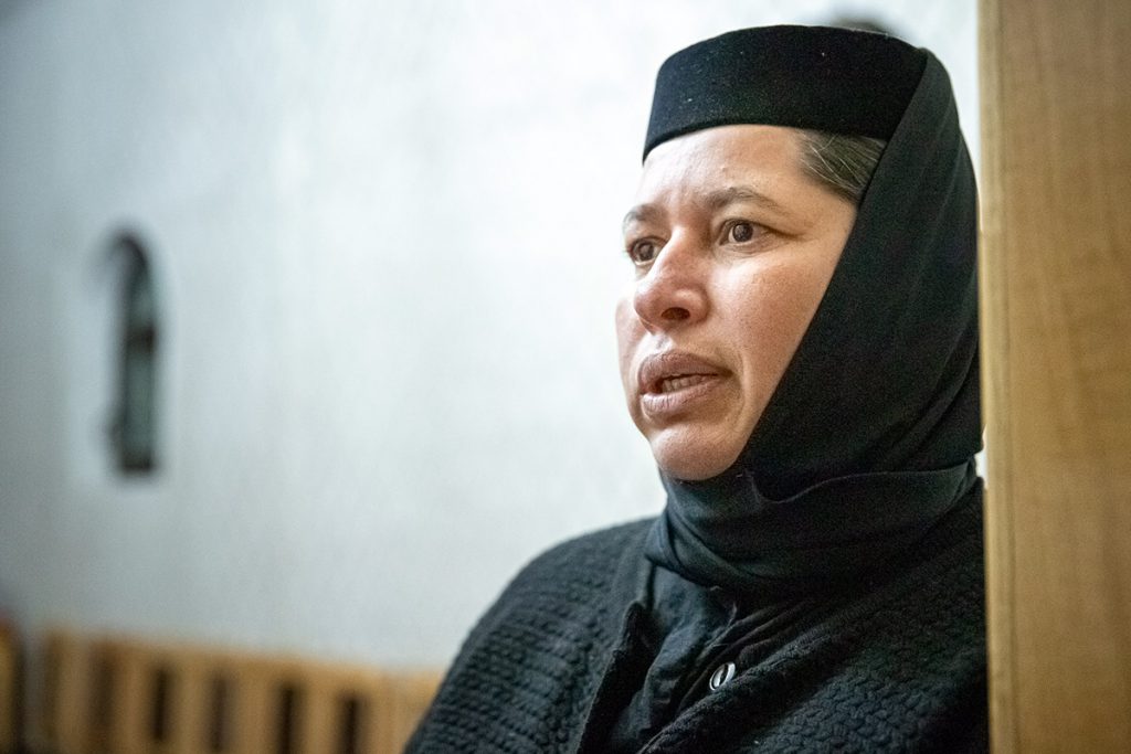 Lupi în iarnă. Cum ajung să fie exploatate femeile care își caută liniștea la mănăstirile românești