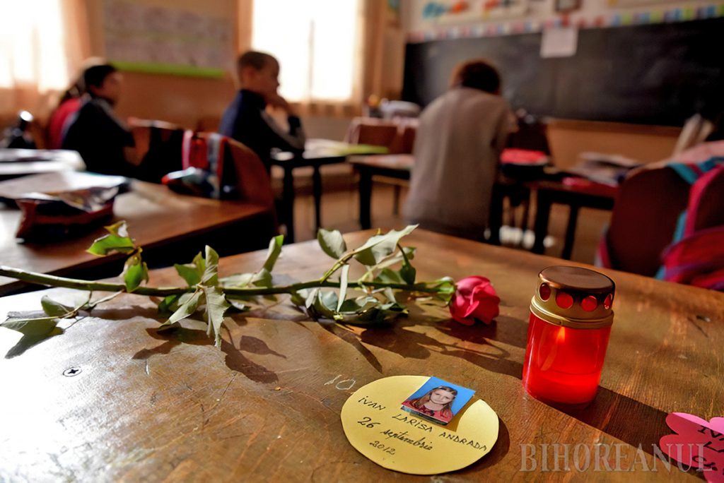 Poarta durerii. Nimeni nu e responsabil pentru moartea, în curtea școlii, a unei copile de 7 ani? „Indiferența voastră ne ucide”, acuză elevii