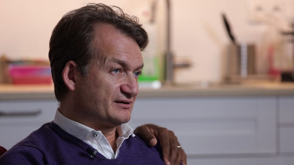 Statul român îi refuză lui Adrian Coman dreptul de a vota la prezidențiale, pentru că este căsătorit cu o persoană de același sex! Îndemnat să mintă, el a refuzat