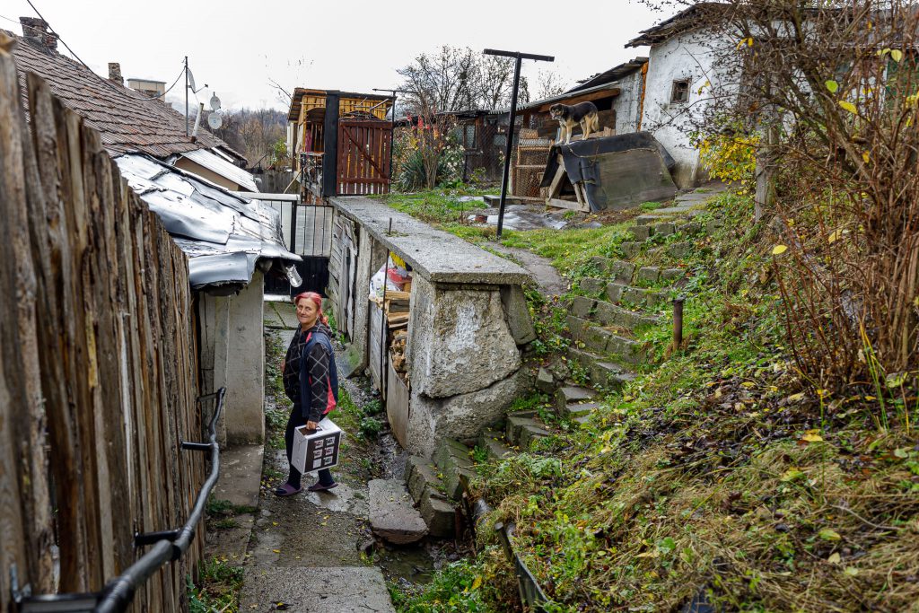 Colonia Bosnia, Petroșani. În cea mai săracă zonă din Valea Jiului, oamenii cer un singur lucru de la conducători: „Să ne dea și nouă pubele!”