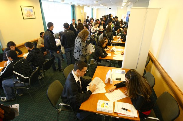 Din cauza crizei COVID, românii au început să accepte salarii mai mici