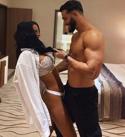 Daniela Crudu, în brațele unei foste ispite de la „Insula Iubirii”