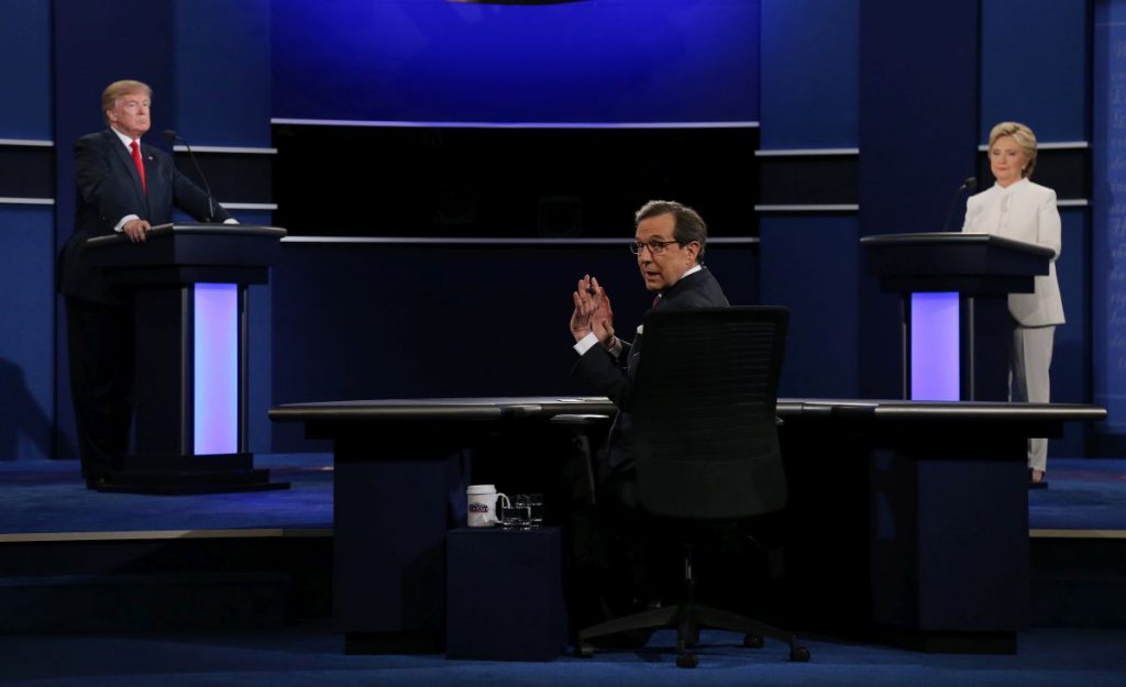 Moderatorul Chris Wallace, în fața celor doi candidați din 2016: Donald Trump și Hillary Clinton FOTO: EPA