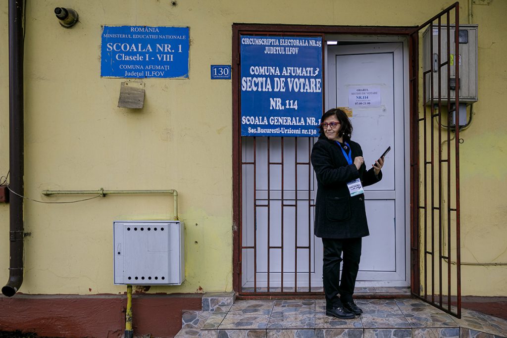 Cealaltă față a sondajelor exit-poll. Cum îi conving operatorii institutelor de sondare pe oameni să le spună cu cine au votat