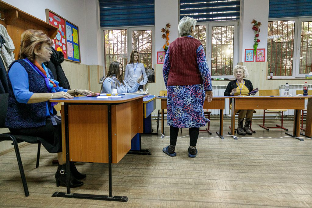 Cealaltă față a sondajelor exit-poll. Cum îi conving operatorii institutelor de sondare pe oameni să le spună cu cine au votat