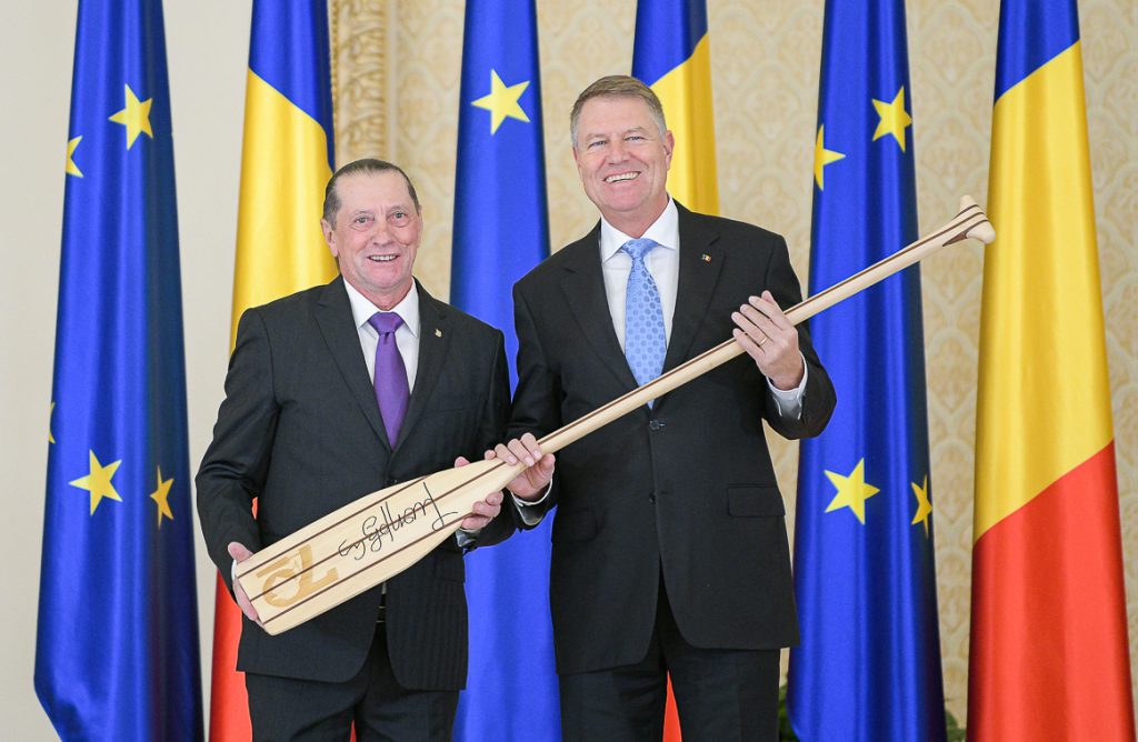 Ivan Patzaichin, decorat de ziua lui de Klaus Iohannis. Marele sportiv i-a adus președintelui o pagaie: ”Să vâsliți cât mai bine la conducerea României”