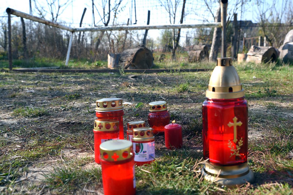 Poarta durerii. Nimeni nu e responsabil pentru moartea, în curtea școlii, a unei copile de 7 ani? „Indiferența voastră ne ucide”, acuză elevii