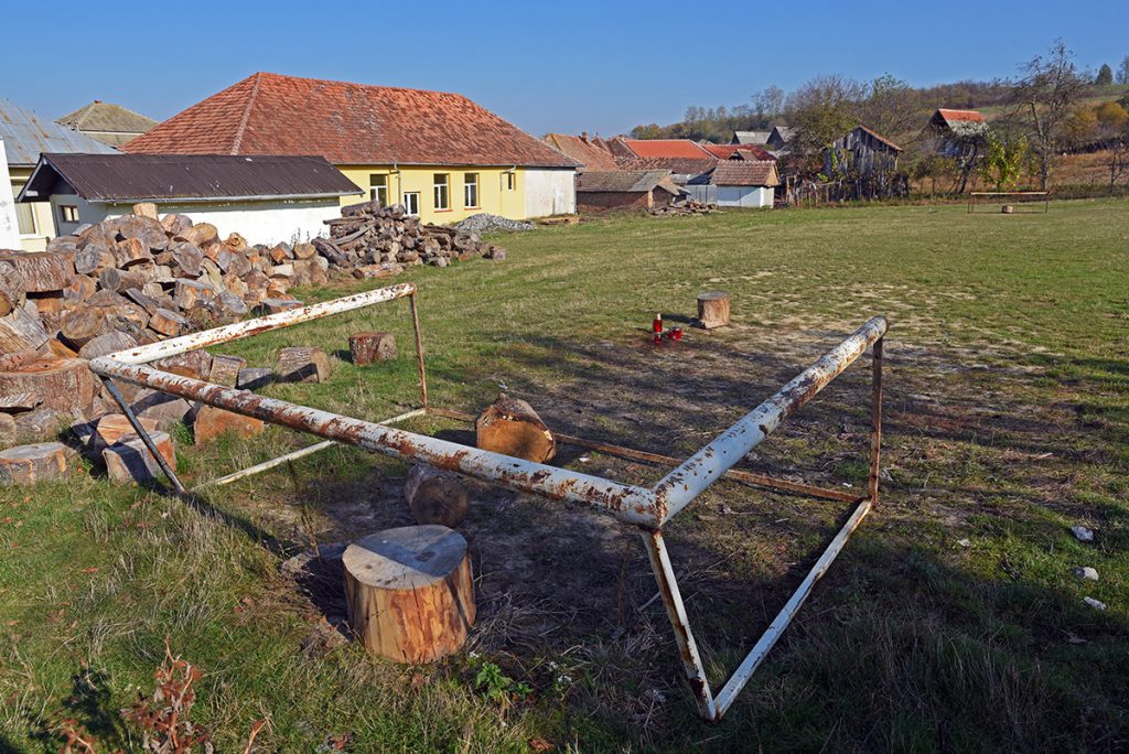 Poarta durerii. Nimeni nu e responsabil pentru moartea, în curtea școlii, a unei copile de 7 ani? „Indiferența voastră ne ucide”, acuză elevii