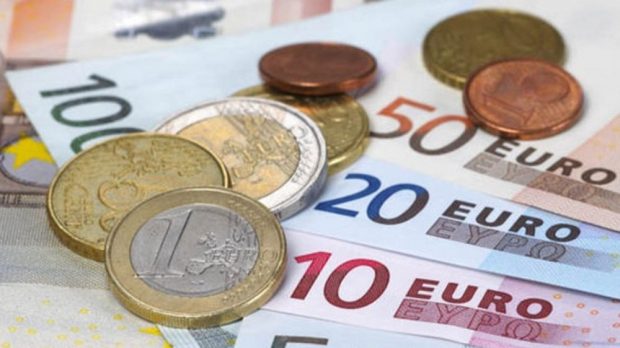 România nu îndeplineşte condiţiile pentru trecerea la moneda euro, anunță Comisia Europeană