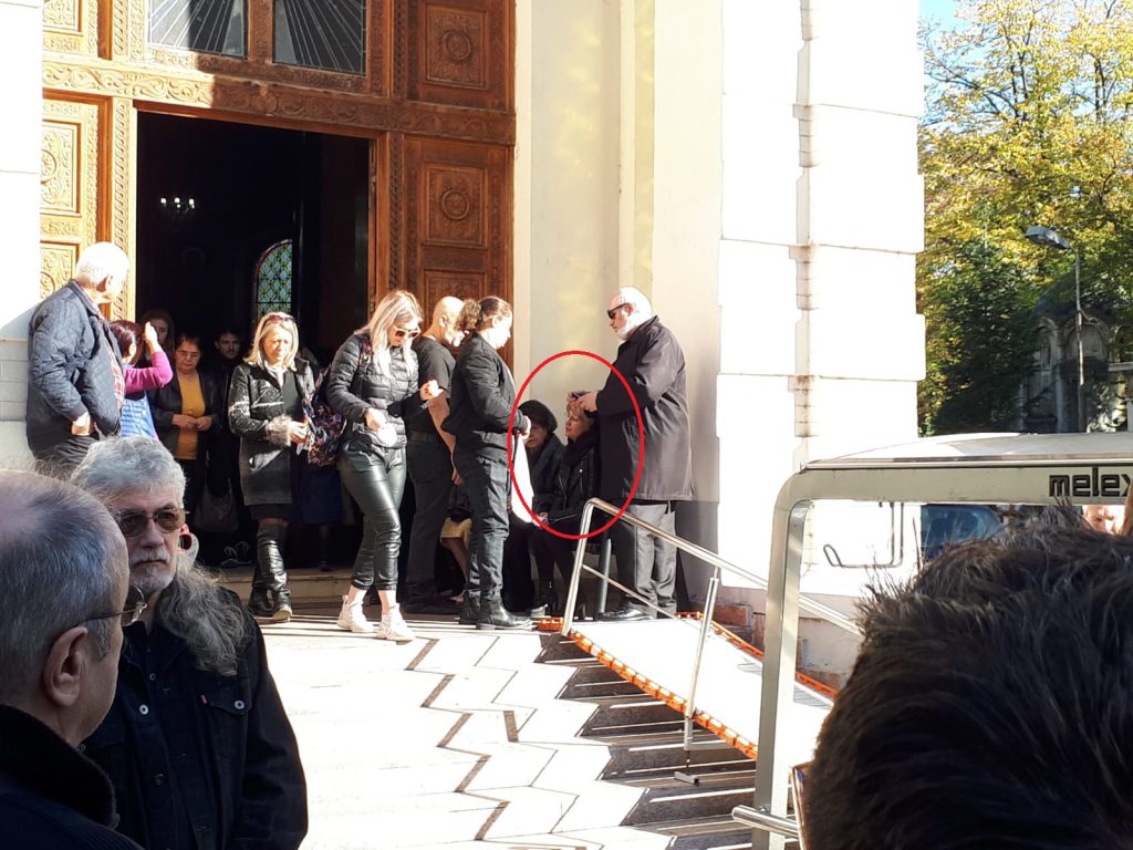 Soția lui Leo Iorga, răpusă de durere la înmormântarea artistului. Paulei i s-a făcut rău în timpul slujbei