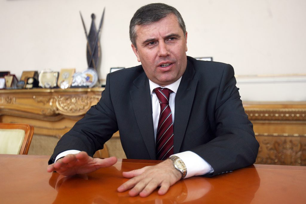 Generalul lui Iohannis are un prieten imaginar plagiator? Lucian Pahonțu a publicat o carte copiată, dar șeful SPP spune că nu el este acel Lucian Pahonțu!