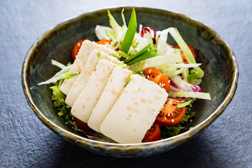 Salată din legume și brânză tofu