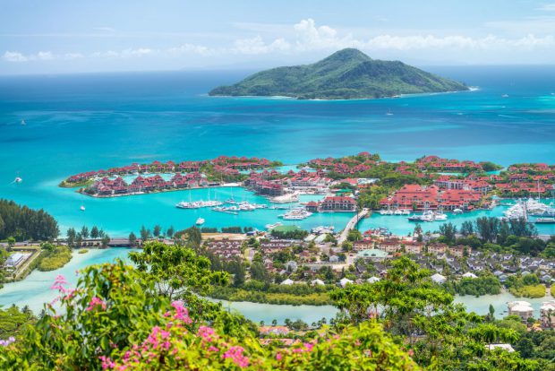 Republica Seychelles, renumită destinație turistică, primul stat african care a început campania de vaccinare împotriva COVID-19
