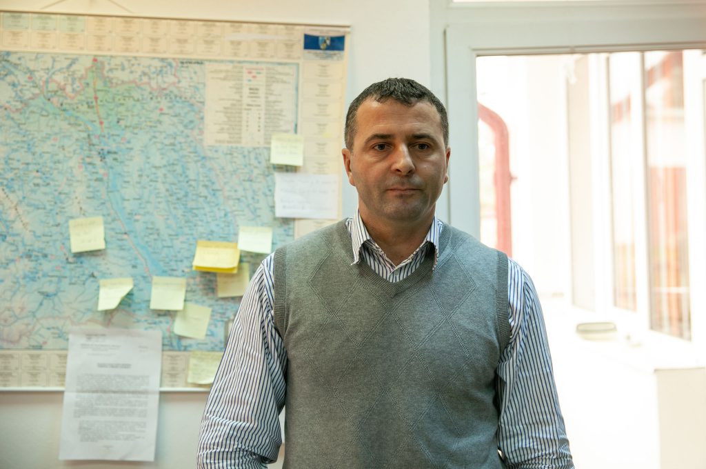 Povestea din spatele fotografiei cu copiii duși cu căruța la școală: puștii stau fără părinți, școala nu-i ajută cu microbuzul, iar unchiul se descurcă cum poate