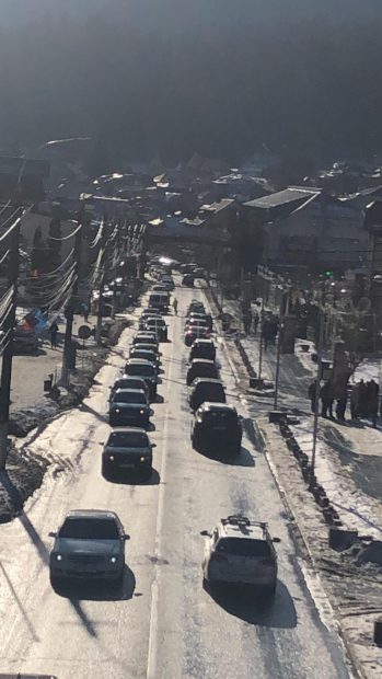 Coloane de mașini pe Valea Prahovei, pe ambele sensuri ale DN1. Unde sunt cele mai aglomerate zone