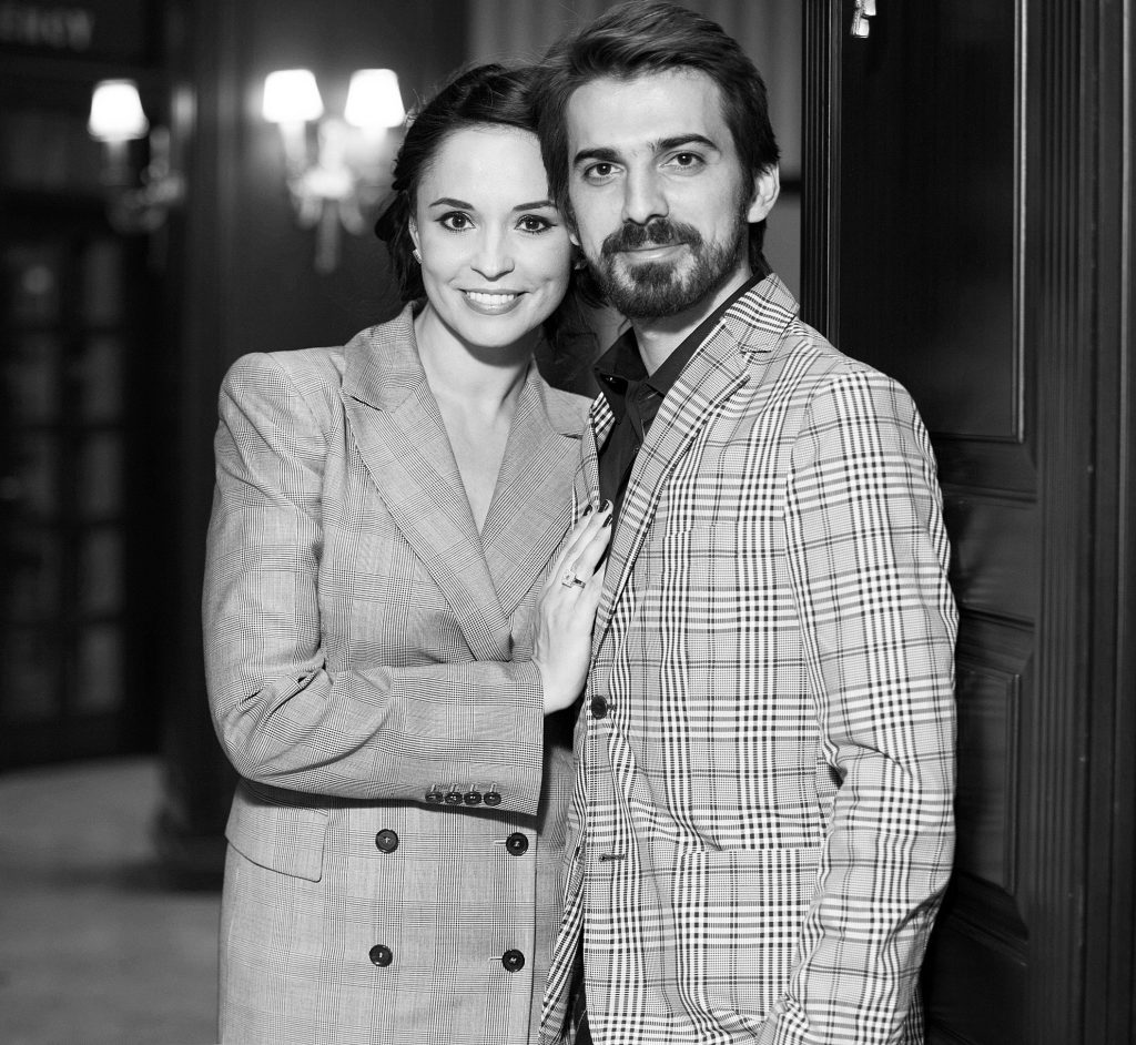 Doi actori români foarte tineri și-au luat iubite mai în vârstă! Cine sunt și cine a lansat moda