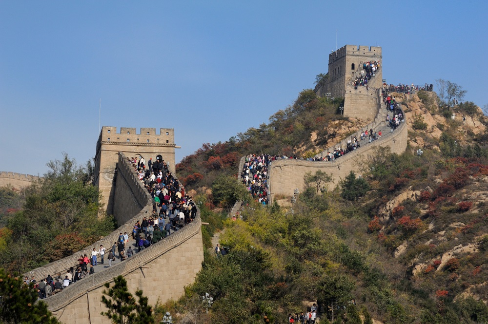 Turiști vizitând sectiunea Badaling a Marelui Zid Chinezesc