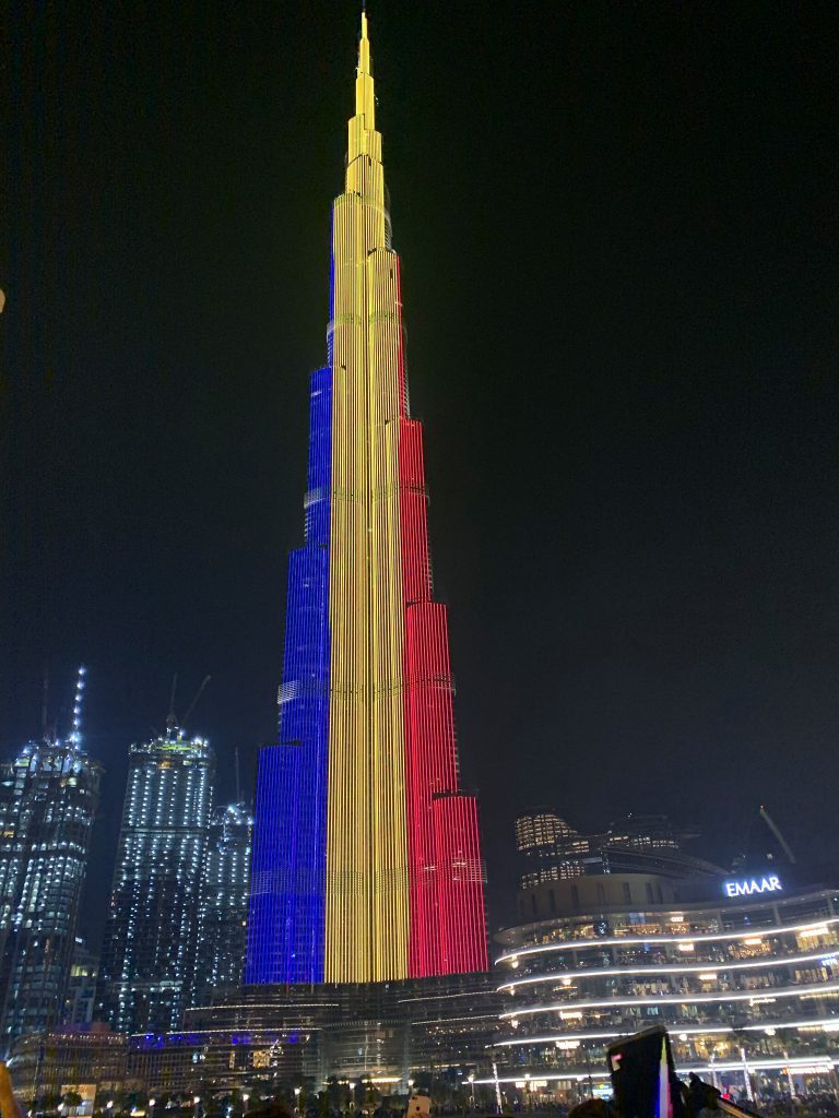 În timp ce Times Square și Burj Khalifa au fost de 1 Decembrie în culorile tricolorului, autoritățile române au lăsat în beznă statuia lui Ștefan cel Mare de la Podul Înalt!
