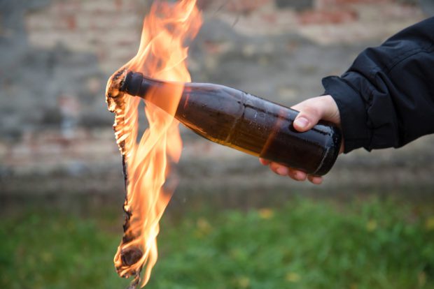 Cocktail Molotov aruncat spre consulatul Rusiei din Liov: Rusia cere explicații oficialilor ucraineni