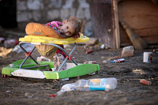Raport Salvaţi Copiii: România, în topul european al mortalităţii infantile. Aproape 1 din 2 copii români se află în pragul sărăciei severe