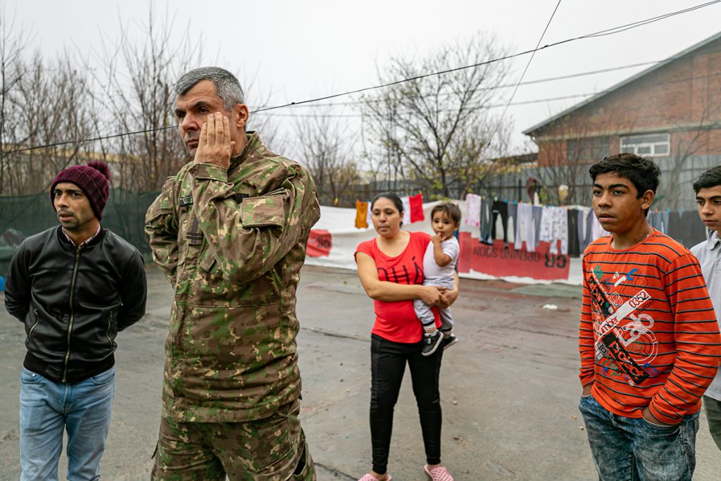 În preajma Crăciunului, o familie cu opt copii care locuiește fără forme legale într-o fostă cazarmă militară, a primit înștiințare de evacuare a clădirii din partea unor angajați MApN. https://www.libertatea.ro/stiri/armata-romana-vrea-sa-evacueze-in-plina-iarna-o-familie-cu-opt-copii-2832338