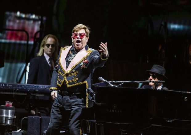 Sir Elton John are COVID. Artistul și-a anulat concertele din Texas
